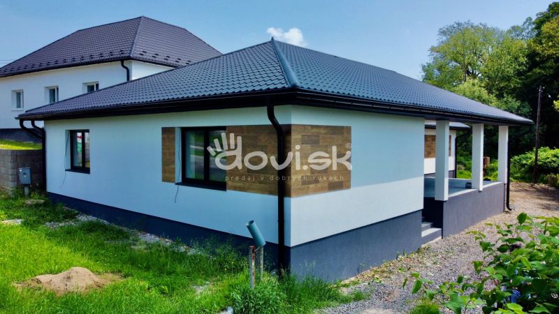 Kvalitný moderný bungalov s terasou a veľkým pozemkom
