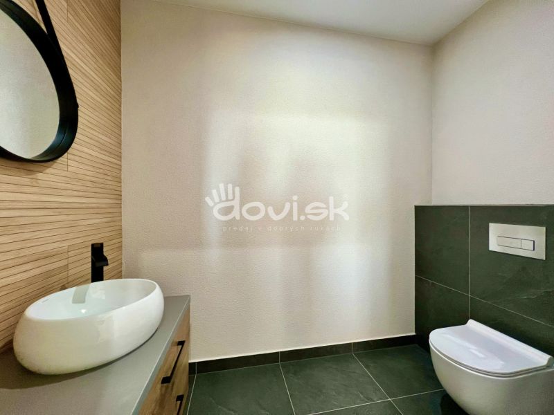 Kvalitný moderný bungalov s terasou a veľkým pozemkom