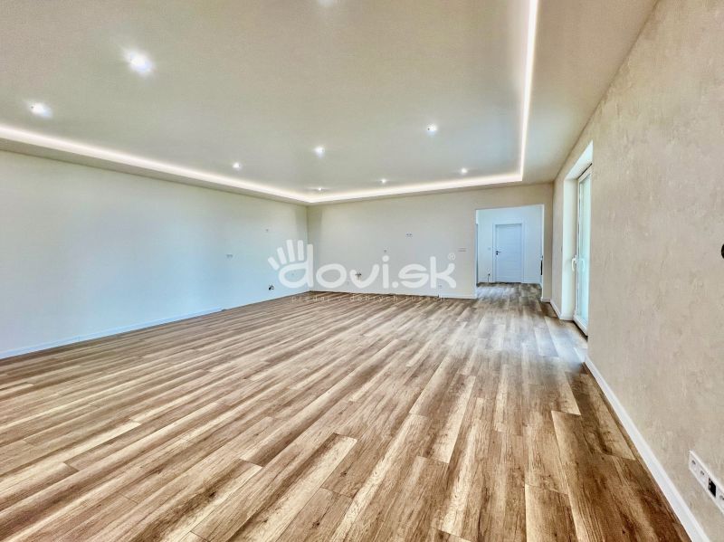 Kvalitný moderný bungalov s terasou a veľkým pozemkom