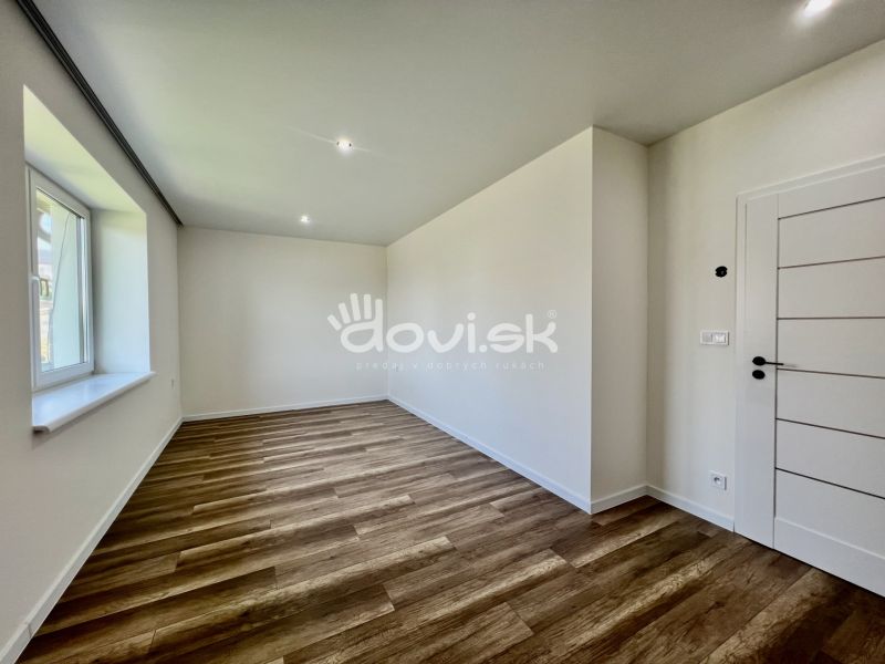 Kvalitný moderný bungalov s terasou a veľkým pozemkom