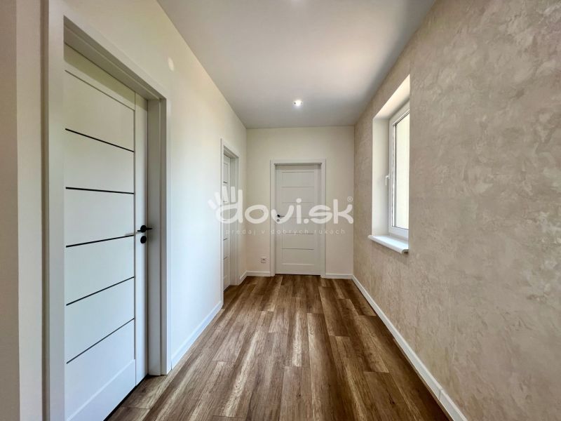 Kvalitný moderný bungalov s terasou a veľkým pozemkom