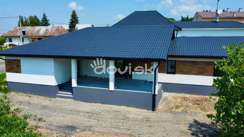 Kvalitný moderný bungalov s terasou a veľkým pozemkom