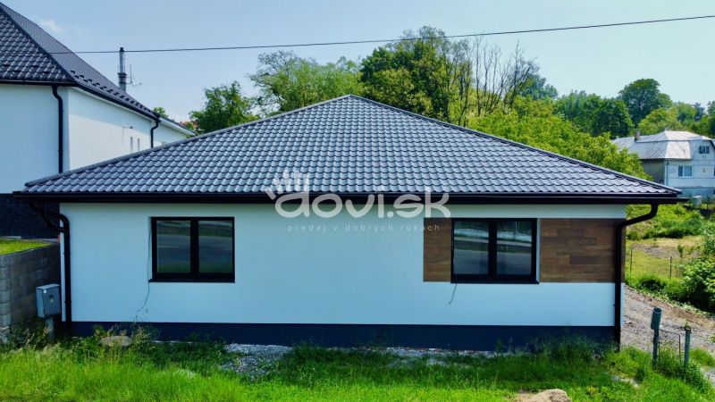 Kvalitný moderný bungalov s terasou a veľkým pozemkom
