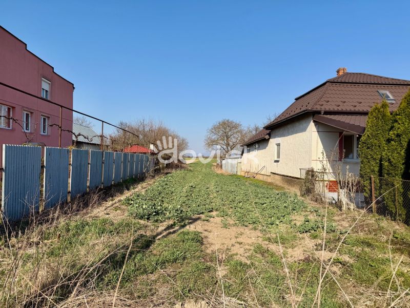 Stavebný pozemok pri rieke Uh v obci Lekárovce