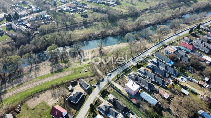 Stavebný pozemok pri rieke Uh v obci Lekárovce